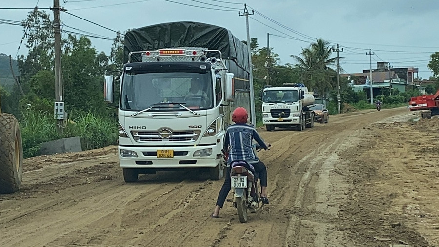 Người dân rất bức xúc vì QL 19 bị thi công trong mùa mưa và tiến độ thi công chậm. Ảnh: Bảo Thoa