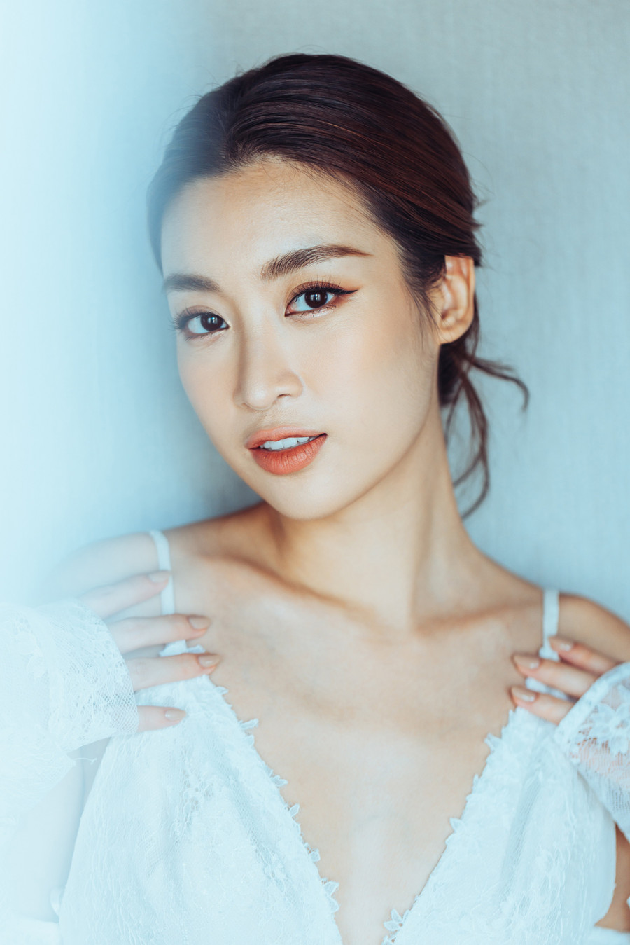 Mới đây, Hoa hậu Đỗ Mỹ Linh vừa thực hiện một bộ ảnh với thương hiệu thời trang cưới Vera Wang. Theo đó, bộ sưu tập này được lấy cảm hứng từ những cô dâu GenZ hiện đại, phóng khoáng, trẻ trung và tự tin. Ảnh: JORIS VAN DER PLAETSEN