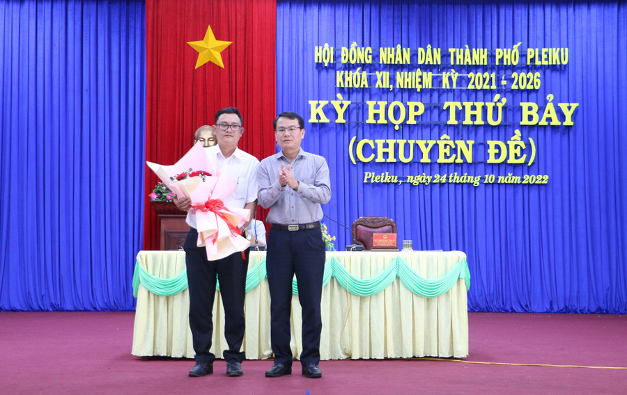 Chủ tịch HĐND TP. Pleiku Trịnh Duy Thuân tặng hoa chúc mừng ông Đặng Khánh Toàn-Trưởng phòng Tư pháp thành phố được bầu bổ sung Ủy viên UBND TP. Pleiku khóa XII (nhiệm kỳ 2021-2026) 