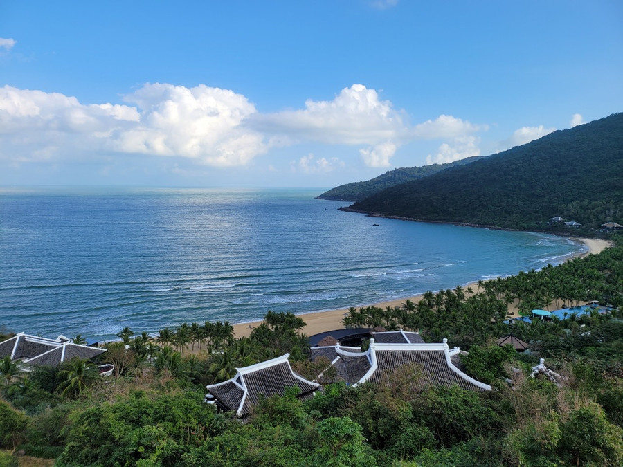 InterContinental Danang nằm trên bán đảo Sơn Trà nhìn ra vịnh biển. Ảnh: Vi Nguyễn  InterContinental Danang nằm trên bán đảo Sơn Trà nhìn ra vịnh biển. Ảnh: Vi Nguyễn