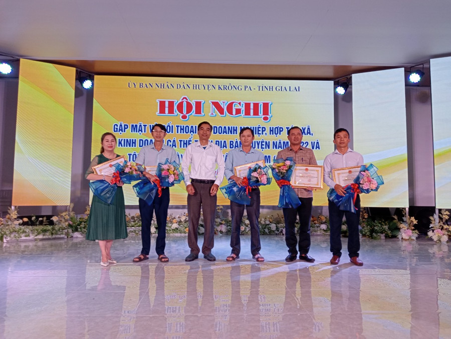 Ksor Tin-phó Chủ tịch thường trực UBDN huyên tặng giấy khen