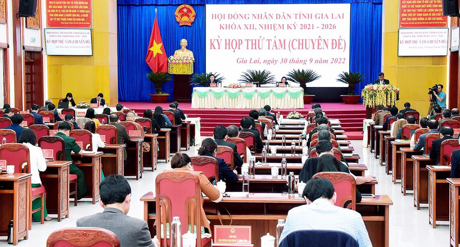 Quang cảnh kỳ họp. Ảnh: Đức Thụy Các đại biểu HĐND tỉnh biểu quyết thông qua 7 nghị quyết quan trọng. Ảnh: Đức Thụy