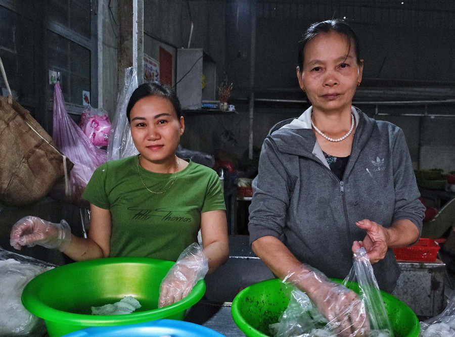 Bà Mai Thị Quê cùng con gái Bùi Thị Hòa bán hàng ở chợ Âu Cơ, TP. Pleiku. Ảnh: Hoàng Ngọc Bà Mai Thị Quê cùng con gái Bùi Thị Hòa bán hàng ở chợ Âu Cơ, TP. Pleiku. Ảnh: Hoàng Ngọc