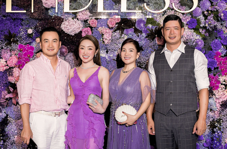 Bình Minh và Anh Thơ đến chúc mừng sự kiện của Thùy Chang. Cả hai dành cho nhau những khoảnh khắc tình cảm trước ống kính. Ảnh: BTC