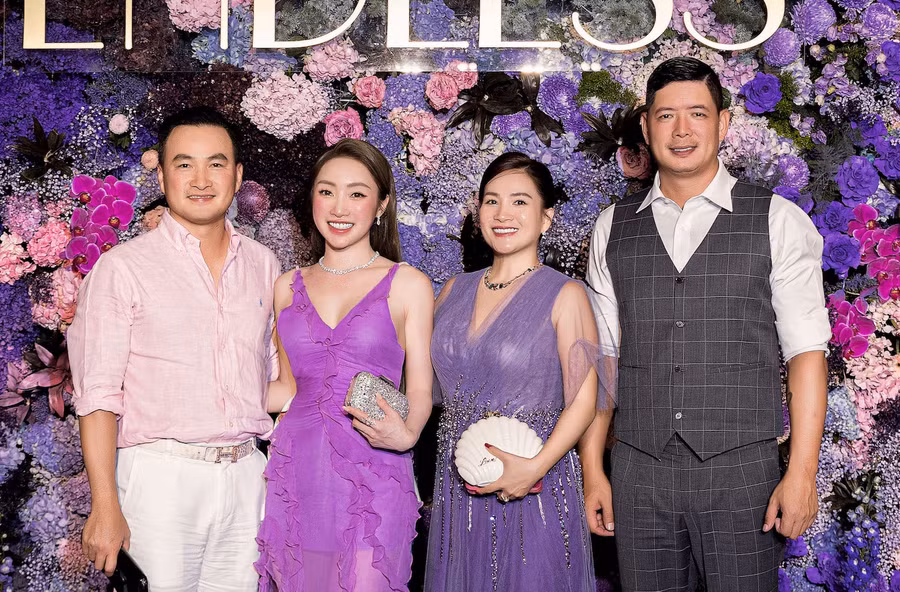 Bình Minh và Anh Thơ đến chúc mừng sự kiện của Thùy Chang. Cả hai dành cho nhau những khoảnh khắc tình cảm trước ống kính. Ảnh: BTC