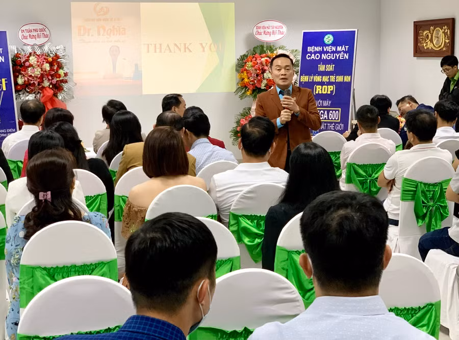 Thạc sĩ, bác sĩ CKII Nguyễn Văn Lành- Giám đốc Bệnh viện Mắt Cao Nguyên trình bày đề tài ứng dụng Tiêm nội nhãn thuốc kháng yếu tố tăng trưởng nội mô mạch máu (Anti-VEGF) trong điều trị các bệnh lý võng mạc (tăng huyết áp, đái tháo đường, rối loạn lipid máu…). Ảnh: Như Nguyện