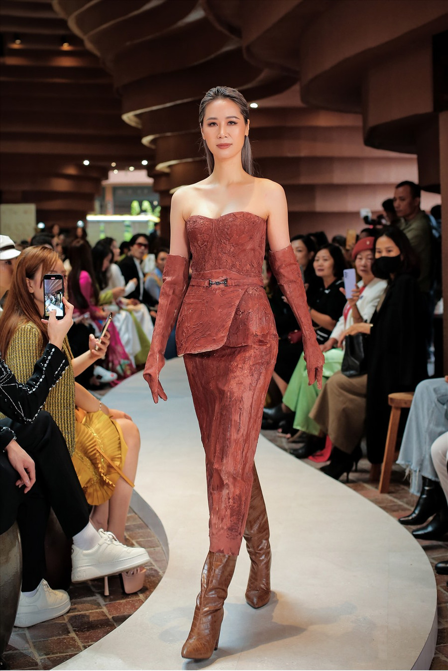 Nhiều năm trở lại đây, Hoa hậu Dương Thuỳ Linh tập trung phát triển sự nghiệp kinh doanh và rất ít hoạt động showbiz. Vì thế khi nhận lời làm vedette cho show diễncủa nhà thiết kế Helene Hoài, nàng hậu không giấu được cảm xúc hồi hộp bởi đã rất lâu rồi cô không còn nhớ cảm giác sải bước trên sàn catwalk. Ảnh: NVCC 