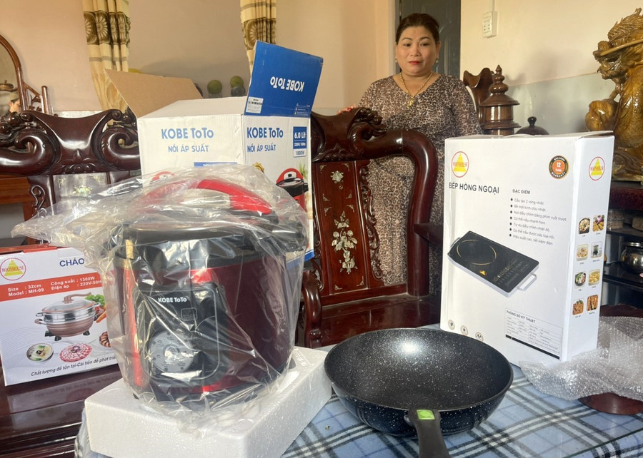 Chị Ung Thị Hạnh đã bỏ ra khoản tiền hơn 4 triệu đồng để mua chảo chống dính, nồi áp suất. Ảnh: Phan Tuấn