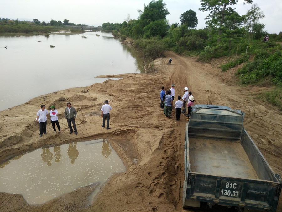 Ngành chức năng kiểm tra khai thác cát ở huyện Ia Pa. Ảnh: Đức Phương