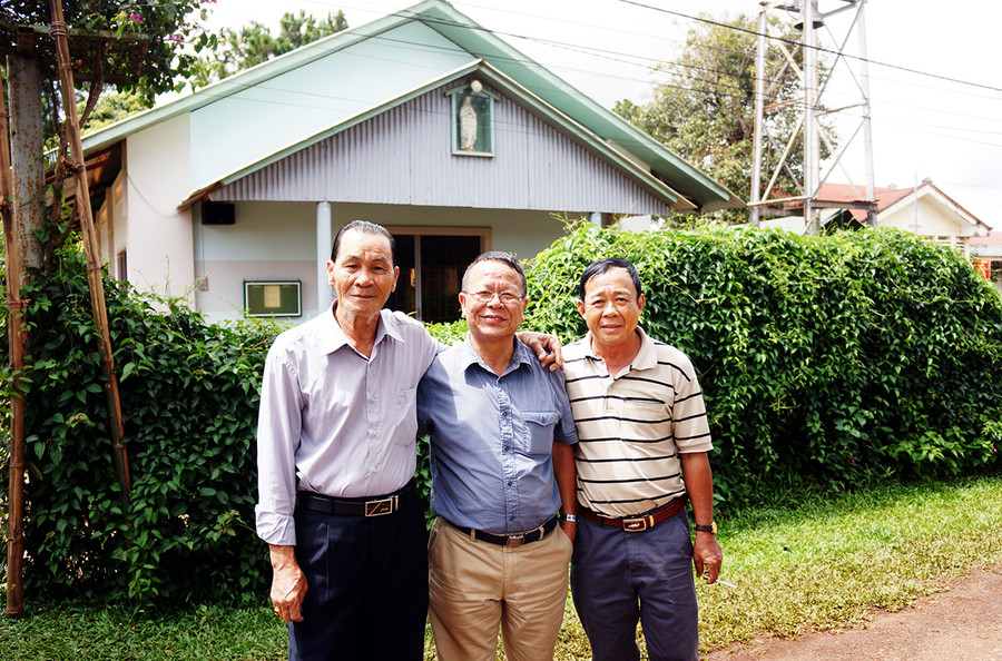Tác giả (ở giữa) chụp ảnh lưu niệm cùng người dân sống ở “làng cũ Trà Đa”. Ảnh: Hùng Hoa Lư  Tác giả (ở giữa) chụp ảnh lưu niệm cùng người dân sống ở “làng cũ Trà Đa”. Ảnh: Hùng Hoa Lư