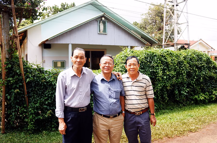  Tác giả (ở giữa) chụp ảnh lưu niệm cùng người dân sống ở “làng cũ Trà Đa”. Ảnh: Hùng Hoa Lư