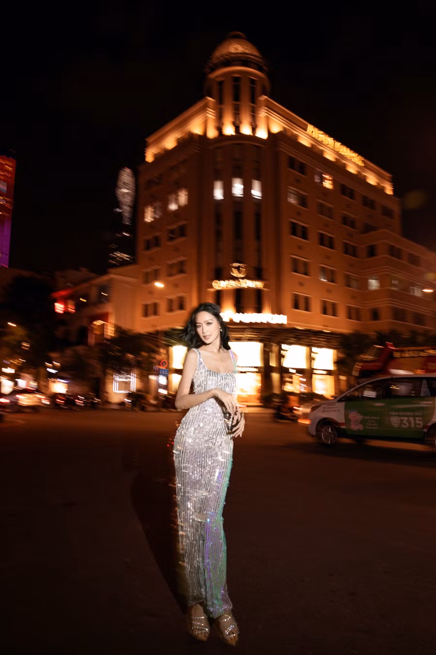 Trong bộ cánh đầu tiên, Bảo Ngọc xuất hiện với chiếc váy ôm sát khéo léo khoe trọn phần lưng gợi cảm phía sau, với phần váy dài được làm phồng phần hông tạo cho nàng hậu quốc tế khoe trọn thân hình đồng hồ cát chuẩn latin của mình. Đặc biệt, bộ cánh được làm với chất liệu vải kim sa lấp lánh càng làm cho nhan sắc mỹ nhân gốc Cần Thơ thêm phần mặn mà, đúng chuẩn nét đẹp của một Hoa hậu quốc tế. Từng điểm nhấn nhỏ trên bộ trang phục cùng thần thái sắc lẹm của Bảo Ngọc đã khiến fan hâm mộ không khỏi trầm trồ.