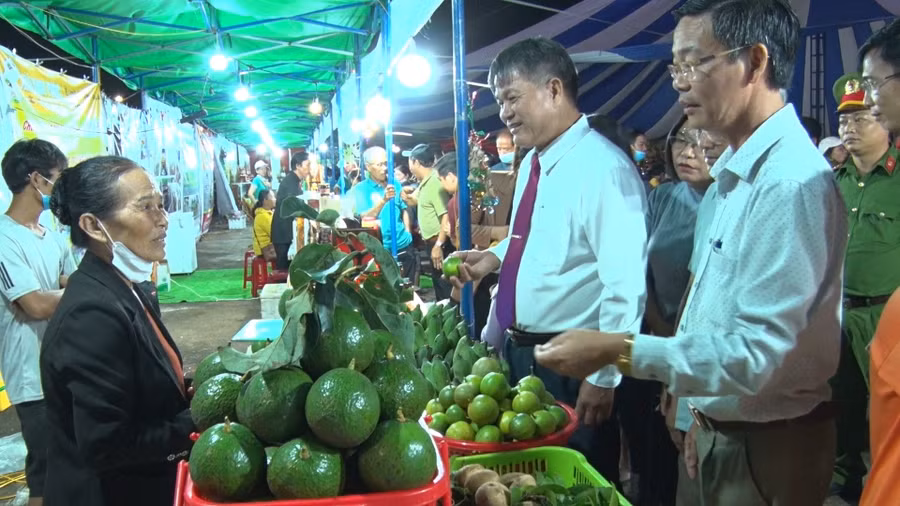 Các sản phẩm đưa đến phiên chợ đều là sản phẩm đặc trưng của huyện. Ảnh: Hồng Thương