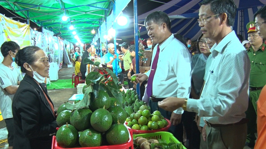Các sản phẩm đưa đến phiên chợ đều là sản phẩm đặc trưng của huyện. Ảnh: Hồng Thương