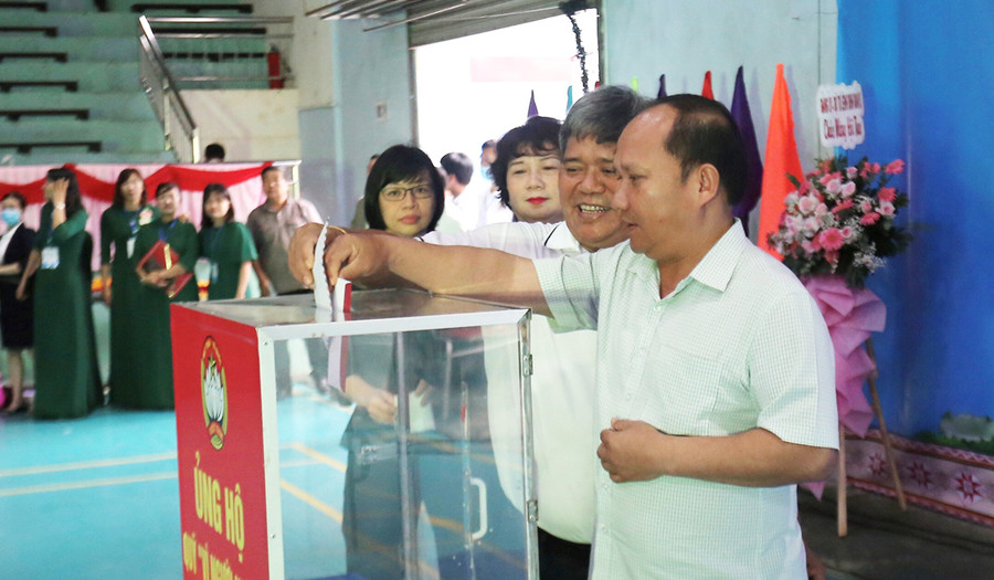  Lãnh đạo tỉnh ủng hộ Quỹ “Vì người nghèo” tại lễ phát động Tháng cao điểm “Vì người nghèo”. Ảnh: Anh Huy