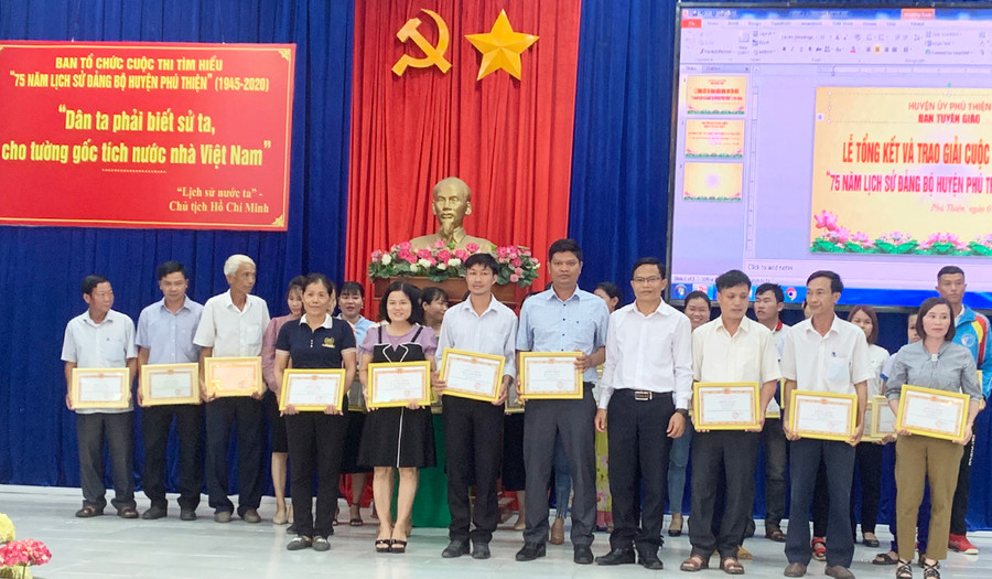 Ban Tuyên giáo Huyện ủy Phú Thiện trao giải cho các cá nhân tại lễ tổng kết Cuộc thi tìm hiểu 75 năm lịch sử Đảng bộ huyện. Ảnh: Vũ Chi