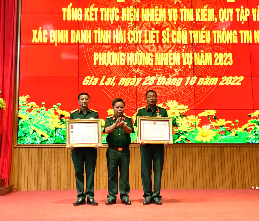 Đội Quy tập mộ liệt sĩ K52 và Thượng tá Nguyễn Xuân Toản-Đội trưởng Đội Quy tập mộ liệt sĩ K52 (ngoài cùng bên phải) được Chủ tịch nước tặng Huân chương Chiến công hạng ba. Ảnh: Hà Duy Đội Quy tập mộ liệt sĩ K52 và Thượng tá Nguyễn Xuân Toản-Đội trưởng Đội Quy tập mộ liệt sĩ K52 (ngoài cùng bên phải) được Chủ tịch nước tặng Huân chương Chiến công hạng ba. Ảnh: Hà Duy