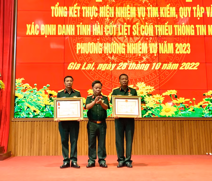 Đội Quy tập mộ liệt sĩ K52 và Thượng tá Nguyễn Xuân Toản-Đội trưởng Đội Quy tập mộ liệt sĩ K52 (ngoài cùng bên phải) được Chủ tịch nước tặng Huân chương Chiến công hạng ba. Ảnh: Hà Duy