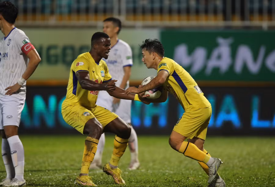 Minh Vương mở hàng số bàn thắng cho HAGL bằng cú sút tuyệt đẹp vào lưới SLNA. Ảnh: Minh Trần