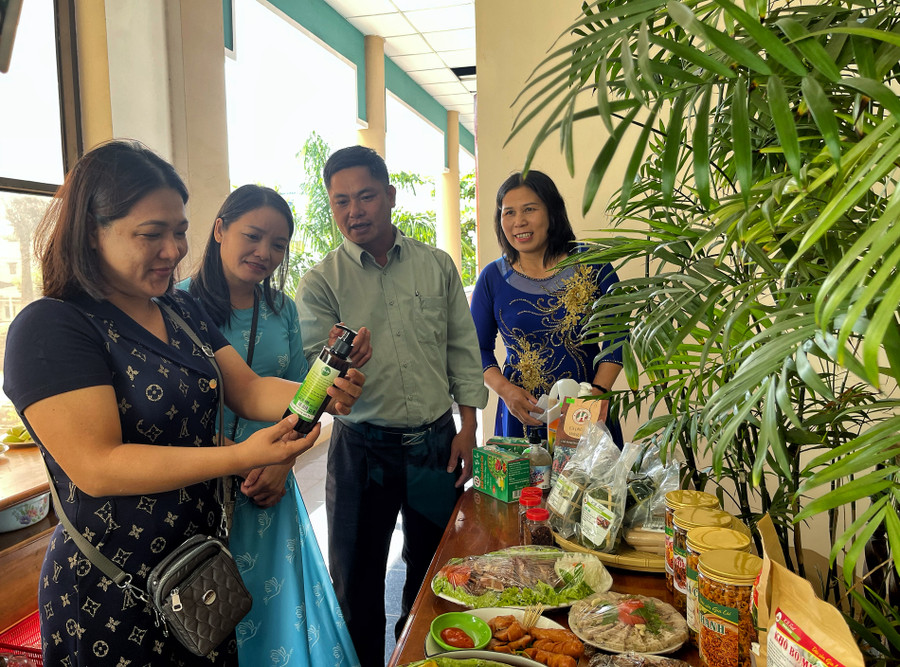 Sản phẩm khởi nghiệp của phụ nữ trưng bày cuộc thi. Ảnh Minh Châu 