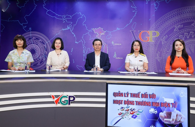 Tọa đàm “Quản lý thuế đối với hoạt động thương mại điện tử”. Ảnh VGP/Nhật Bắc Tọa đàm “Quản lý thuế đối với hoạt động thương mại điện tử”. Ảnh VGP/Nhật Bắc