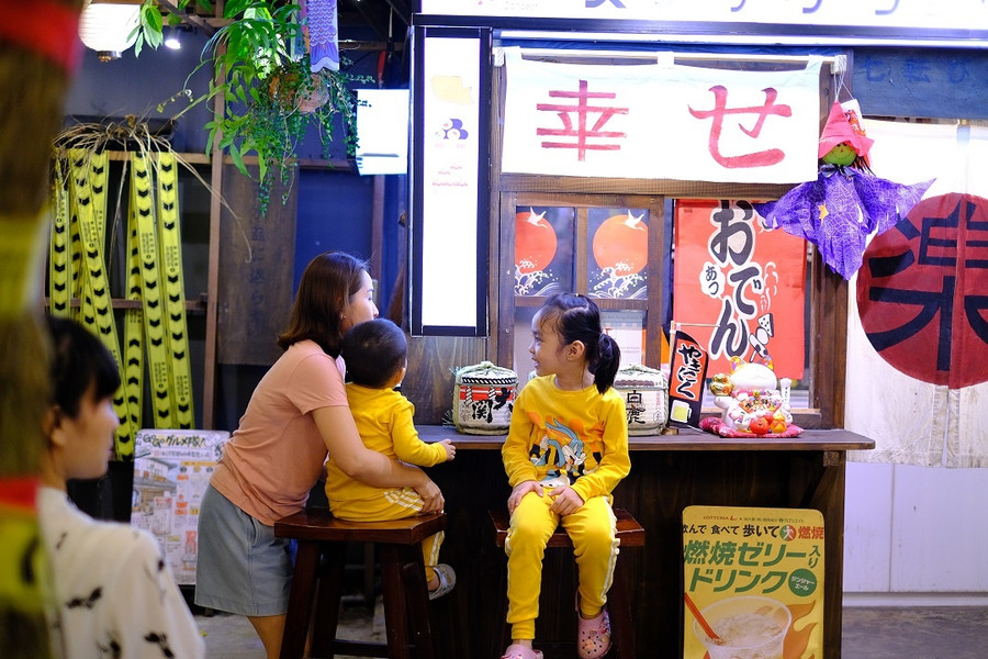 Một số phụ huynh cũng dẫn con đến vui chơi tại quán cà phê có trang trí Halloween. Ảnh: Tấn Đạt