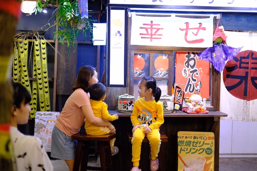 Một số phụ huynh cũng dẫn con đến vui chơi tại quán cà phê có trang trí Halloween. Ảnh: Tấn Đạt