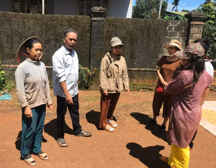 Ông Lick trao đổi với người dân trong làng Piơm (thị trấn Đak Đoa). Ảnh: Nguyễn Diệp