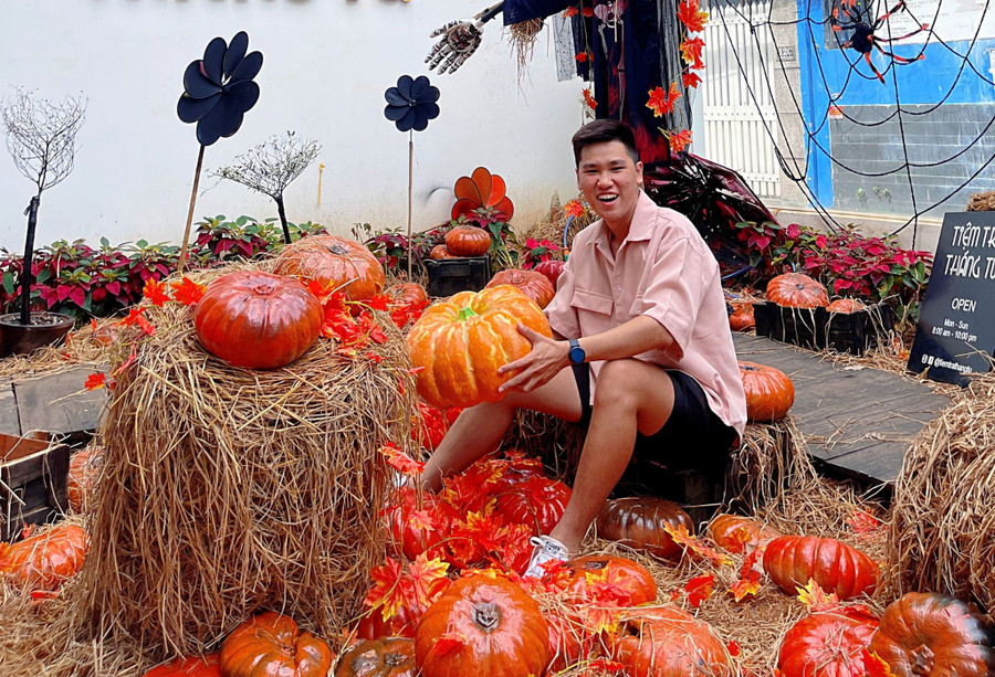  Hoàng Ân thích thú với quán cà phê trên đường Nhiêu Tứ, Q.Phú Nhuận. Ảnh: Tấn Đạt