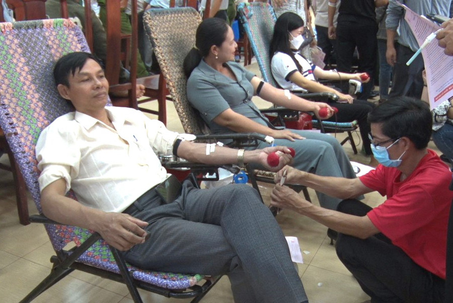 Sau lễ phát động có hơn 500 người tham gia hiến máu tình nguyện. Ảnh: Hồng Thương Sau lễ phát động có hơn 500 người tham gia hiến máu tình nguyện. Ảnh: Hồng Thương