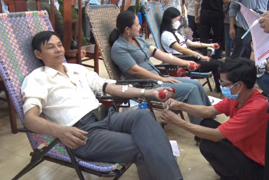 Sau lễ phát động có hơn 500 người tham gia hiến máu tình nguyện. Ảnh: Hồng Thương