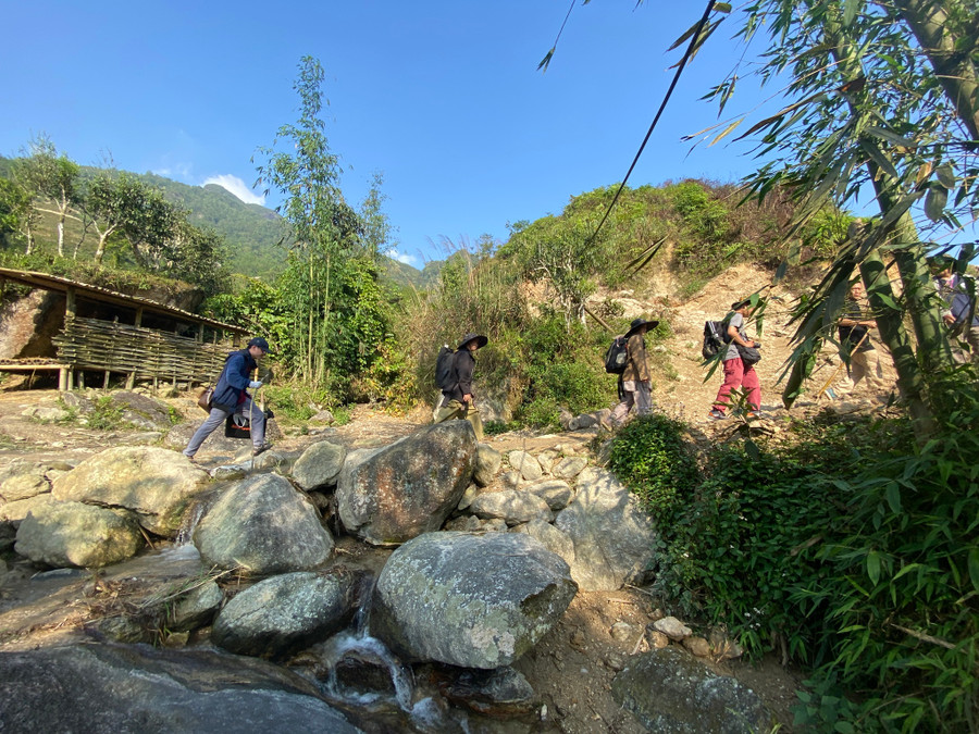 Chinh phục suối khe, dốc núi để đến được vùng cảnh quan yêu thích