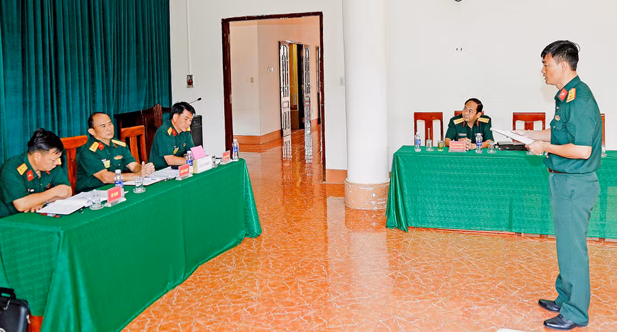  Cán bộ thi trả lời vấn đáp, xử lý các tình huống công tác Đảng, công tác chính trị. Ảnh: Sơn Tùng