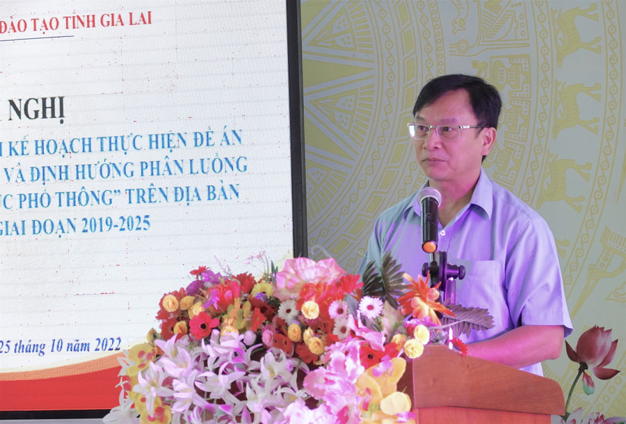 Ông Nguyễn Văn Long-Phó Giám đốc Sở GD-ĐT phát biểu tại hội nghị. Ảnh: Mộc Trà