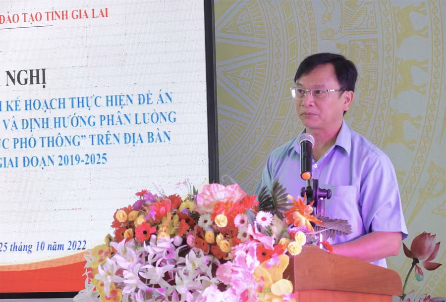 Ông Nguyễn Văn Long-Phó Giám đốc Sở GD-ĐT phát biểu tại hội nghị. Ảnh: Mộc Trà