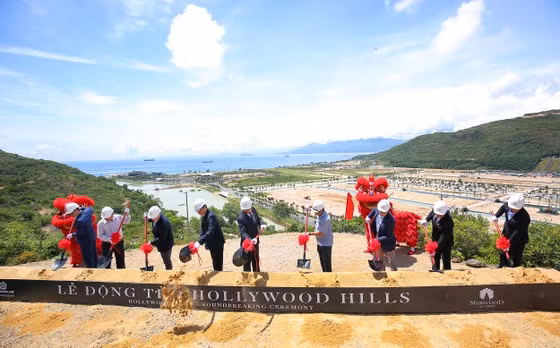  Động thổ phân khu biệt thự Hollywood Hills