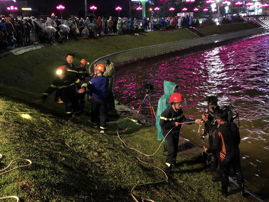 Hình ảnh lực lượng chức năng tại hiện trường vụ tai nạn. Ảnh: Hoàng Việt