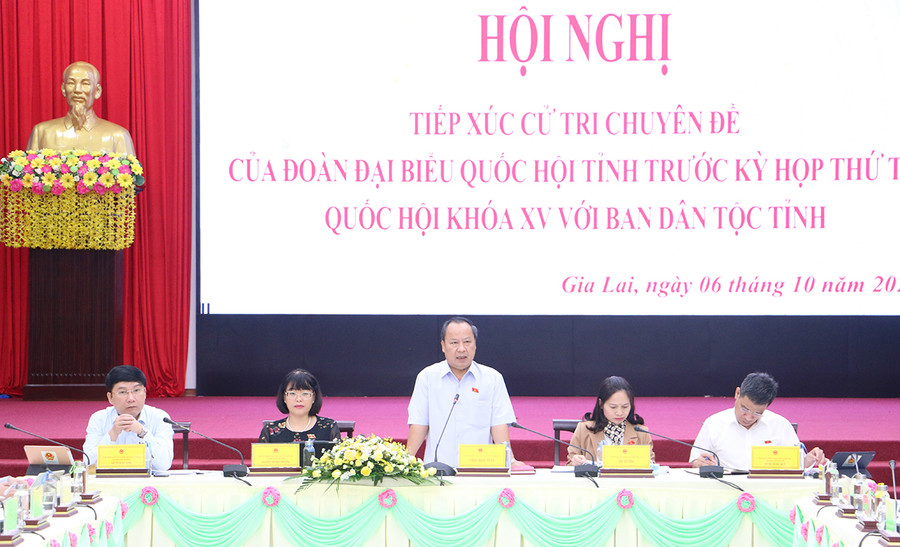 Trưởng đoàn đại biểu Quốc hội tỉnh Châu Ngọc Tuấn phát biểu tại buổi tiếp xúc cử tri chuyên đề với Ban Dân tộc tỉnh trước kỳ họp thứ 4 Quốc hội khóa XV. Ảnh: Nguyễn Quang