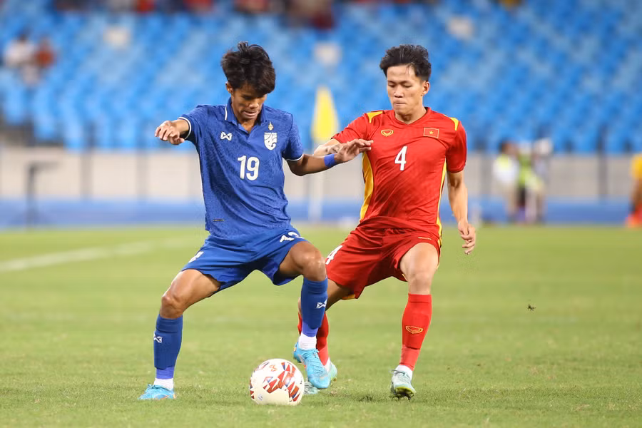 U.23 Thái Lan (trái) sắp có HLV mới là ông Totchtawan Sripan, cựu cầu thủ của CLB HAGL. Ảnh: FAT