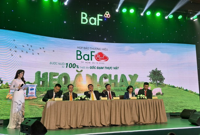 Ông Trương Sỹ Bá (thứ 4 từ phải sang) trả lời câu hỏi của báo chí Ông Trương Sỹ Bá (thứ 4 từ phải sang) trả lời câu hỏi của báo chí