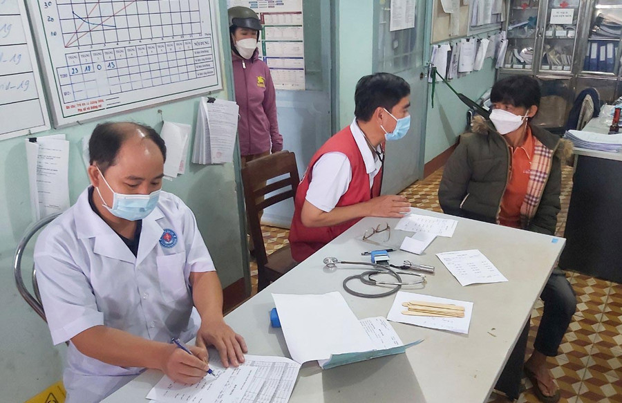 Khám bệnh, cấp thuốc miễn phí cho người dân xã Ia Tô, huyện Ia Grai. Ảnh: Hồng Ngọc