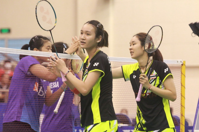  Benyapa Aimsaard/Nuntakarn Aimsaard (Thái Lan, phải) vô địch đôi nữ