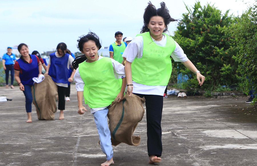Thành viên các câu lạc bộ, đội, nhóm tình nguyện tham gia trò chơi team building tại liên hoan. Ảnh: Phan Lài