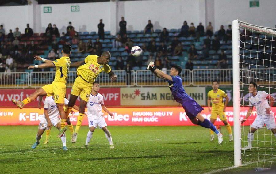 Những nỗ lực hãm thành của HAGL gặp rất nhiều khó khăn trước hàng thủ được tổ chức chặt chẽ của đối thủ. Ảnh: Lê Văn Ngọc