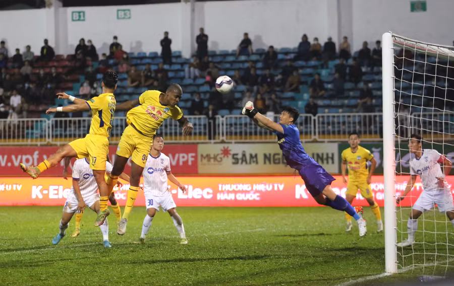 Những nỗ lực hãm thành của HAGL gặp rất nhiều khó khăn trước hàng thủ được tổ chức chặt chẽ của đối thủ. Ảnh: Lê Văn Ngọc