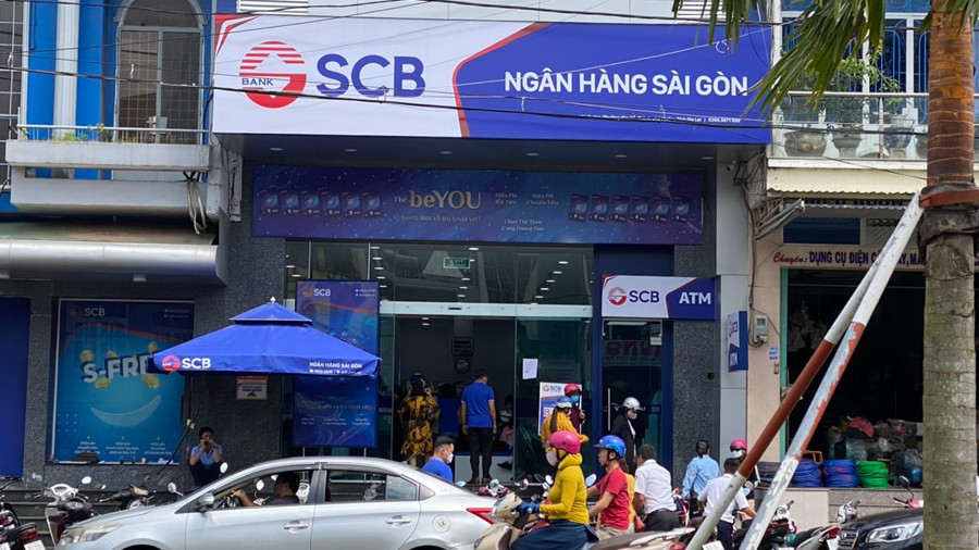 Trong buổi sáng ngày 8-10, rất đông người dân đến SCB Chi nhánh Gia Lai để rút tiền gửi trước hạn. Ảnh: Sơn Ca