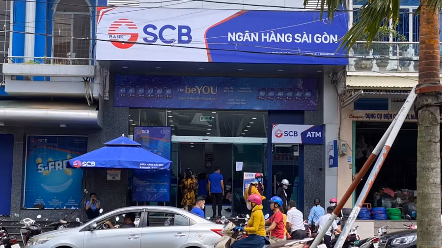 Trong buổi sáng ngày 8-10, rất đông người dân đến SCB Chi nhánh Gia Lai để rút tiền gửi trước hạn. Ảnh: Sơn Ca
