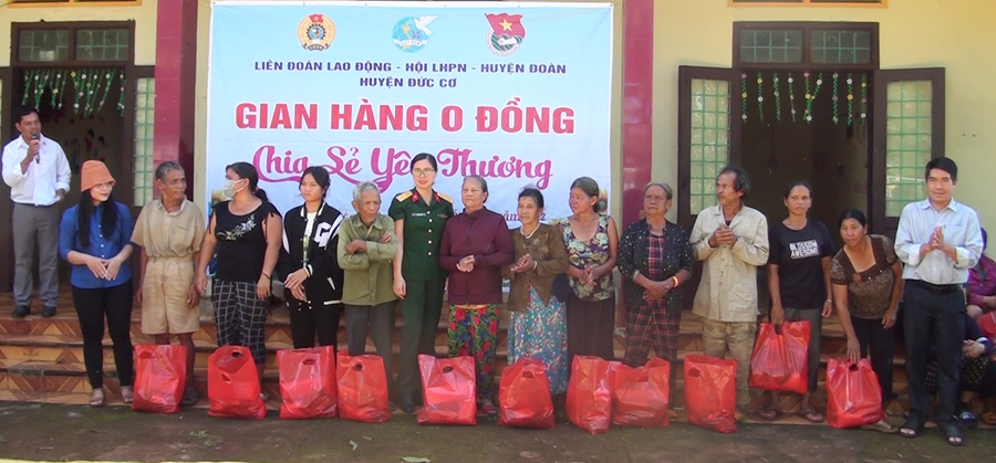 Tặng quà cho hộ nghèo tại buổi ra mắt gian hàng O đồng. Ảnh. Mỹ Duyên