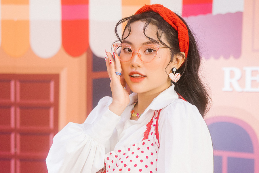 Tạo hình nổi bật của Phương Mỹ Chi trong MV Mùa thu cho em. Ảnh: NVCC