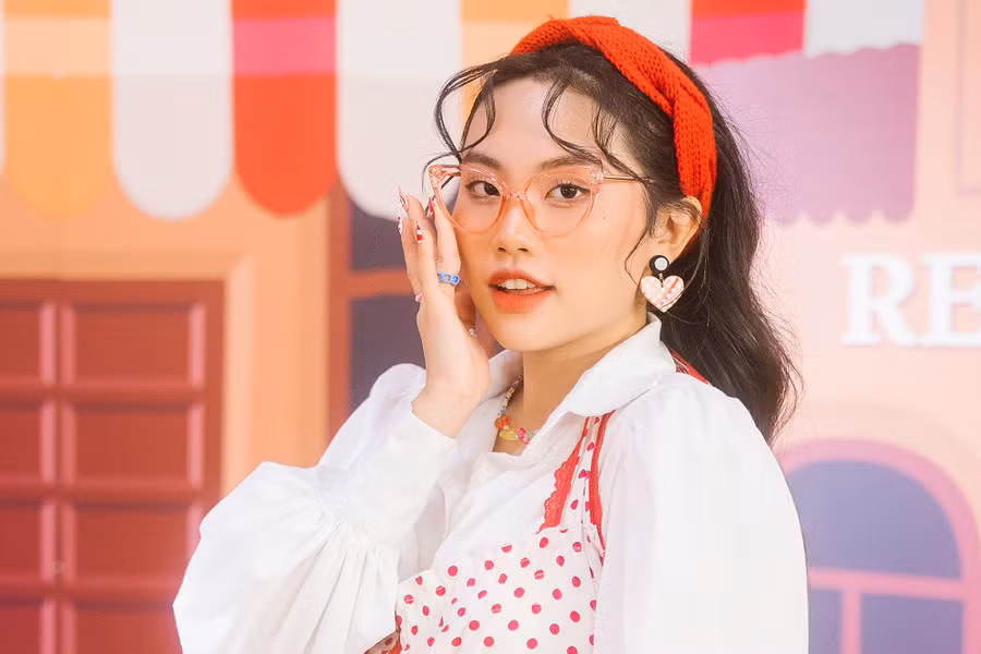 Tạo hình nổi bật của Phương Mỹ Chi trong MV Mùa thu cho em. Ảnh: NVCC